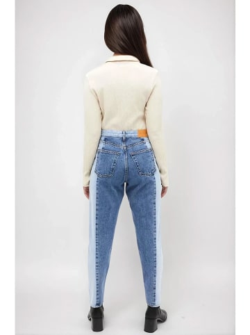 Monki Dżinsy - Tapered fit - w kolorze błękitno-niebieskim