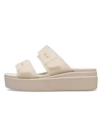 Crocs Klapki "Brooklyn Buckle" w kolorze beżowym