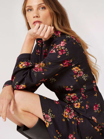 Apricot Kleid in Schwarz