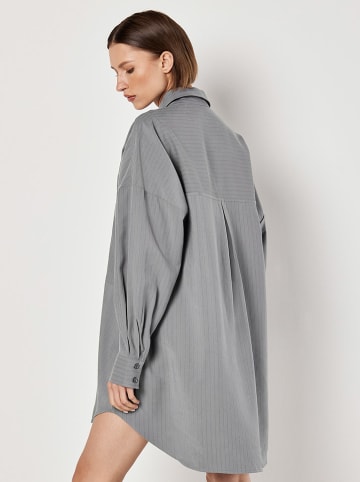 Apricot Kleid in Grau