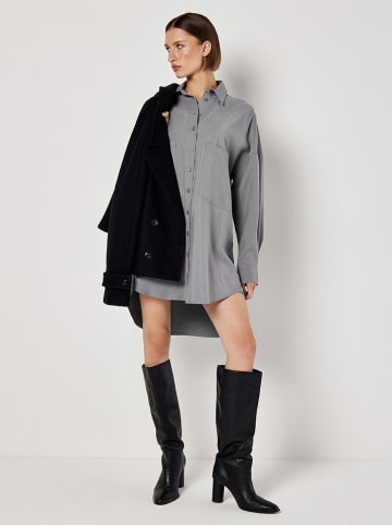 Apricot Kleid in Grau