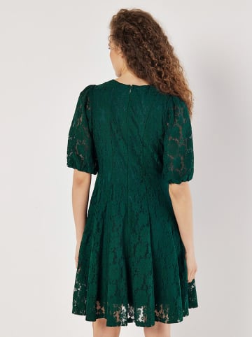 Apricot Kleid in Dunkelgrün
