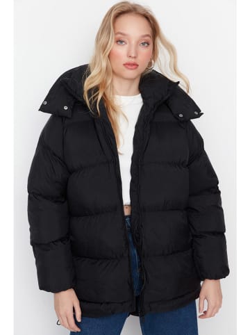 trendyol Winterjacke in Schwarz