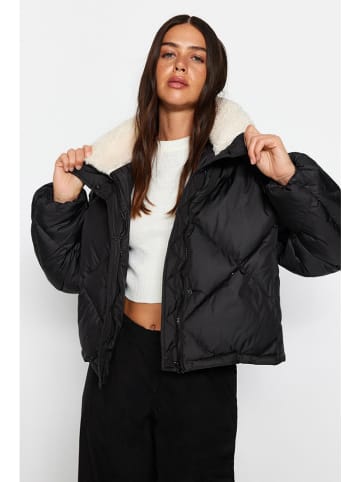trendyol Winterjacke in Schwarz