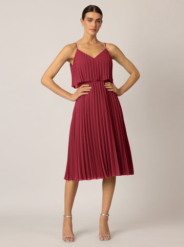 APART Plisseekleid in Bordeaux