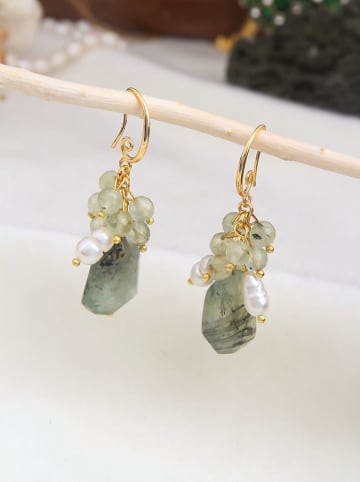 L'Atelier de Gaia Pozłacane kolczyki z prehnitami i perłami