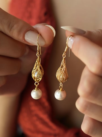 L'Atelier de Gaia Vergulde oorhangers met parels