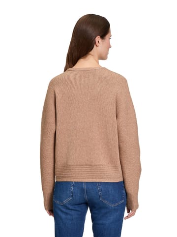 BETTY & CO Sweter w kolorze karmelowym