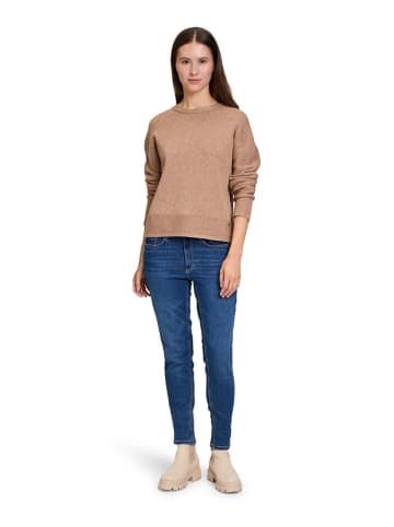 BETTY & CO Sweter w kolorze karmelowym