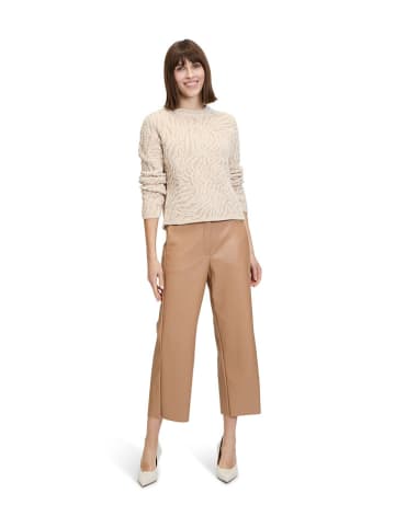 BETTY & CO Sweter w kolorze kremowym