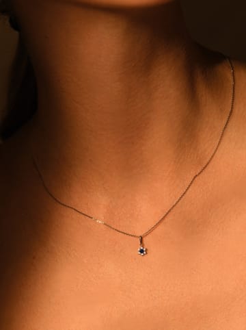 L instant d Or Witgouden hanger met edelstenen