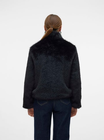 Vero Moda Kunstpelzjacke "Monroe Short" in Schwarz