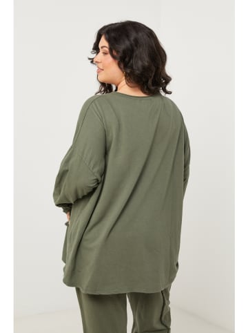 Curvy Lady Longsleeve in Khaki
