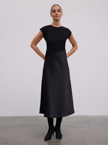 BGN Sukienka w kolorze czarnym