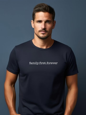 WOOOP Koszulka "Family First Forever" w kolorze granatowym