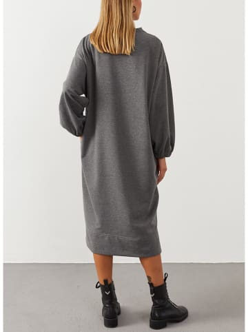 Milan Kiss Sukienka w kolorze szarym
