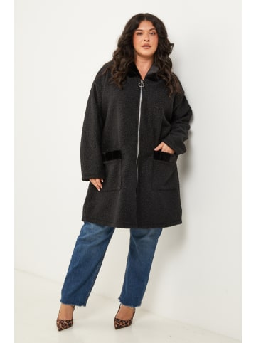 Curvy Lady Übergangsjacke in Schwarz