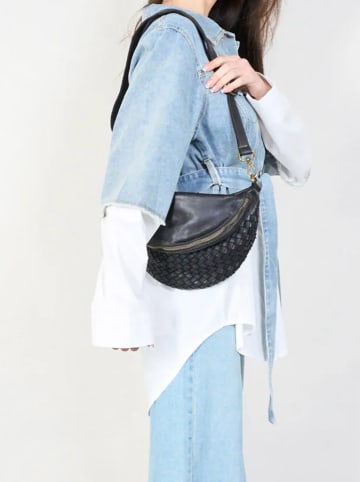 Amara Leder-Umhängetasche "Juan" in Schwarz - (B)34 x (H)17 x (T)10 cm