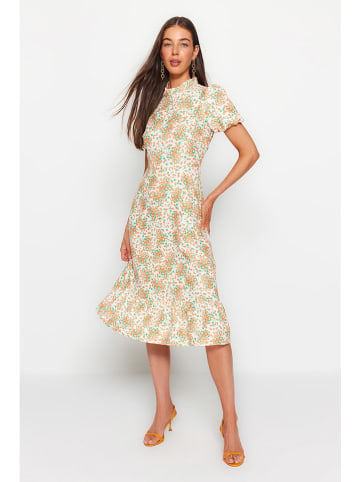 trendyol Kleid in Creme/ Orange/ Grün