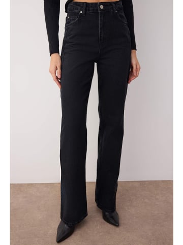 trendyol Dżinsy - Comfort fit - w kolorze czarnym