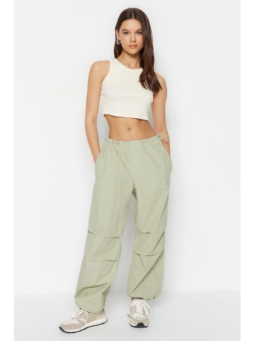 trendyol Hose in Hellgrün