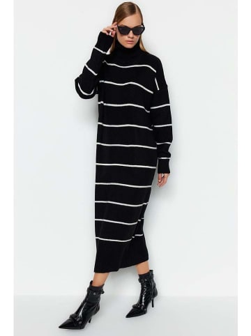 trendyol Kleid in Schwarz/ Weiß