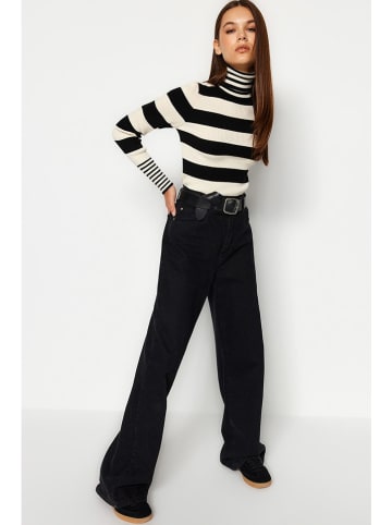 trendyol Rollkragenpullover in Schwarz/ Creme