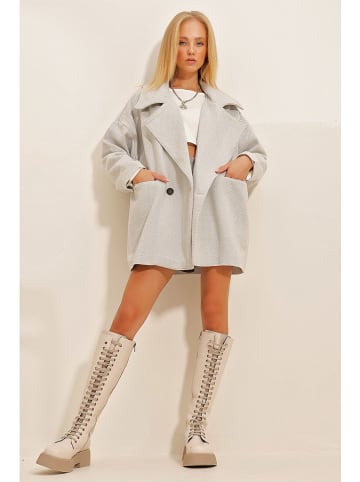 trendyol Übergangsmantel in Grau