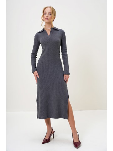 Trend Alacati Sukienka w kolorze antracytowym