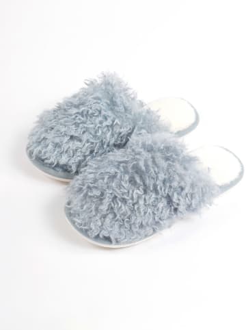 admas Kapcie w kolorze błękitnym