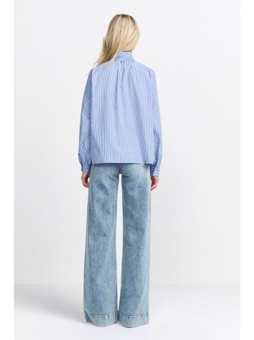 Rich & Royal Bluzka w kolorze błękitnym