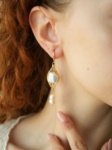 L'Atelier de Gaia Vergulde oorhangers met parels