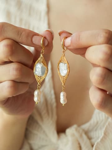 L'Atelier de Gaia Vergulde oorhangers met parels