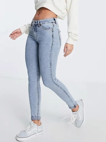 Monki Dżinsy - Slim fit - w kolorze błękitnym