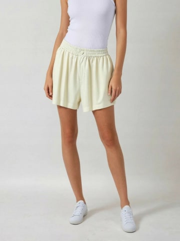 Weekday Szorty w kolorze kremowym