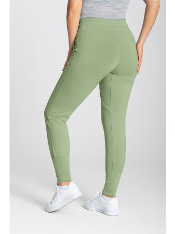 super.natural Spodnie dresowe "Essential" w kolorze jasnozielonym