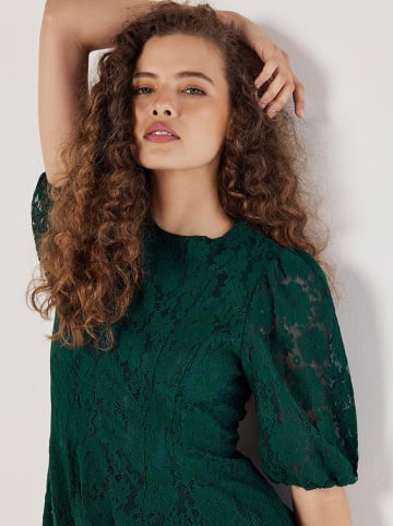 Apricot Kleid in Dunkelgrün