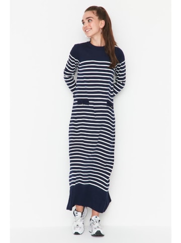trendyol Kleid in Dunkelblau/ Weiß