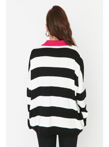 trendyol Pullover in Schwarz/ Weiß/ Pink