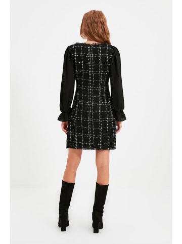 trendyol Kleid in Schwarz/ Weiß