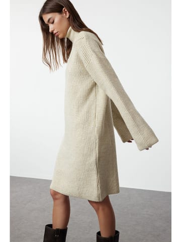 trendyol Sukienka w kolorze kremowym