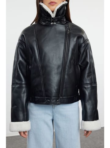 trendyol Winterjacke in Schwarz