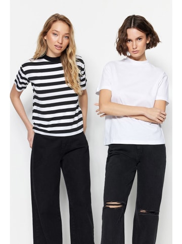 trendyol 2er-Set: Shirts in Weiß/ Schwarz