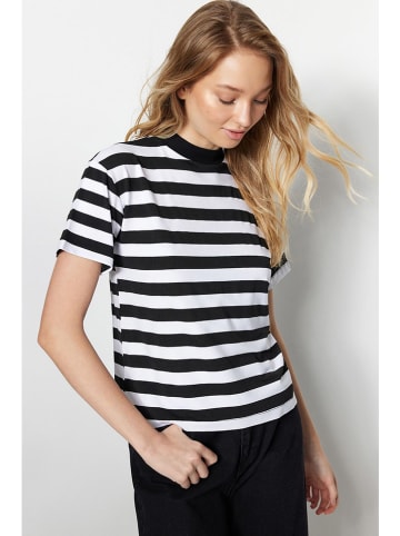 trendyol 2er-Set: Shirts in Weiß/ Schwarz