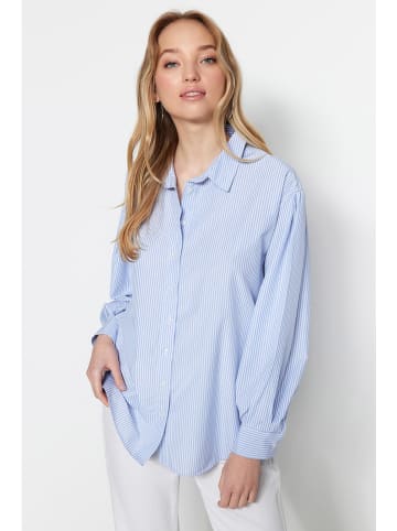 trendyol Bluse in Hellblau/ Weiß