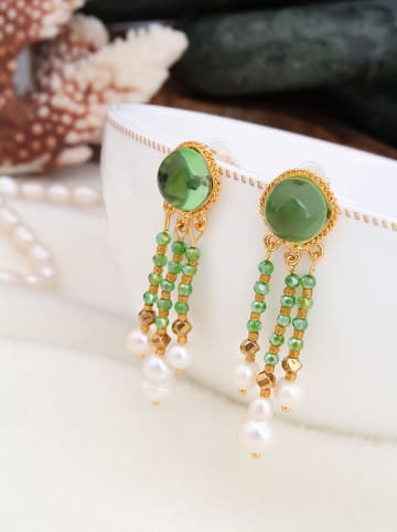 Pierres de Jade Vergold. Ohrstecker mit Perlen und Edelsteinen