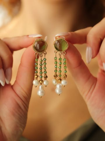 Pierres de Jade Vergold. Ohrstecker mit Perlen und Edelsteinen