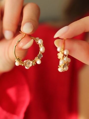 Pierres de Jade Vergold. Creolen mit Perlen und Edelsteinen