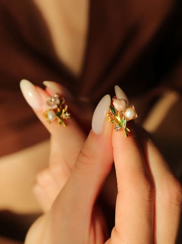 Pierres de Jade Vergold. Ohrstecker mit Perlen und Edelsteinen