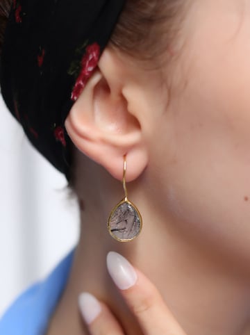 L'Atelier de Gaia Vergulde oorhangers met edelstenen